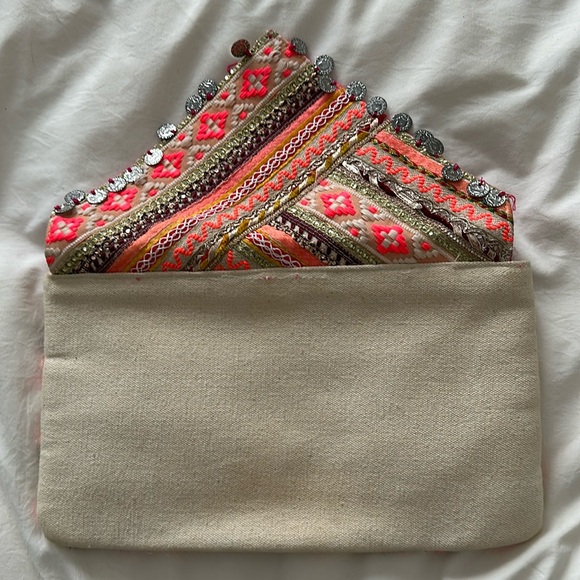 Embroidered pink clutch - Picture 3 of 7